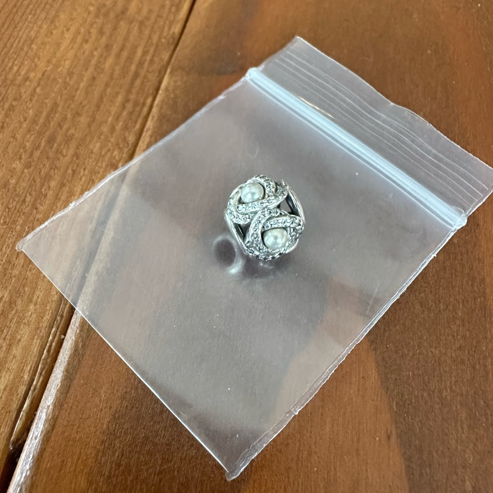 PANDORA Luminous Love Knots Pearl Charm - Picture 2 of 4